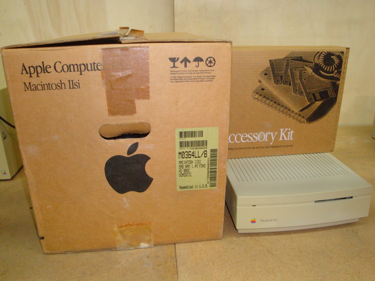 VINTAGE APPLE MACINTOSH IIsi  COMPUTOR IN ORIGINAL BOX WORKING