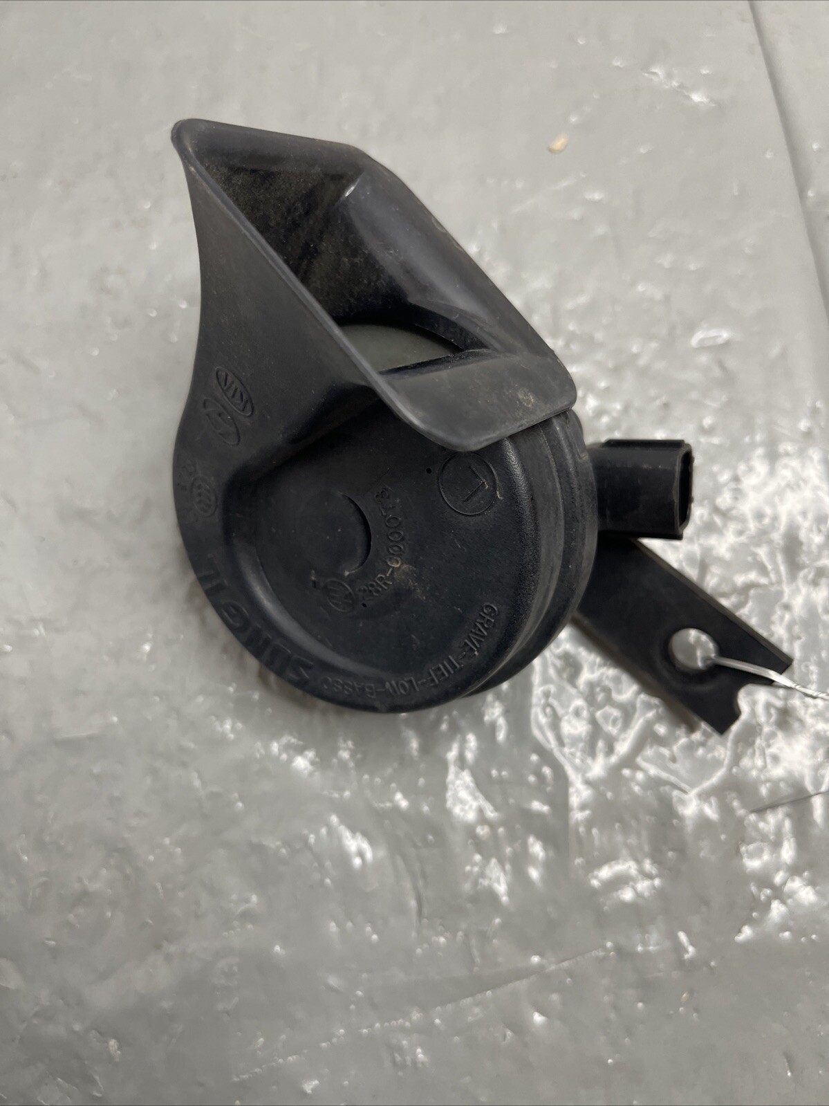 2015 HYUNDAI SANTA FE LOW NOTE TONE HORN SIGNAL FRONT LEFT P/N 28R-000073