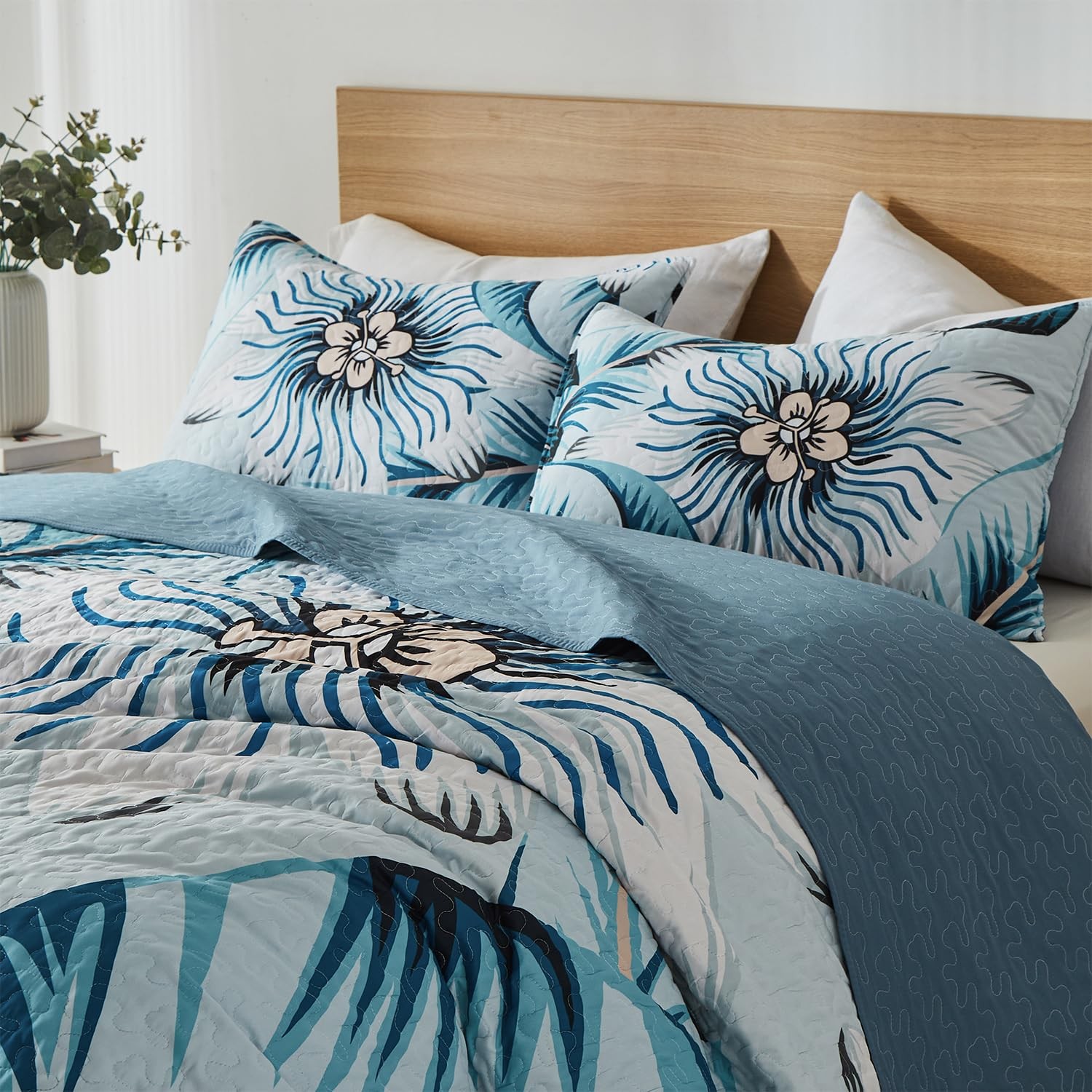 Yogeneg Queen Quilt Bedding Set,White Green Botanical Pattern Light Blue Full/Qu