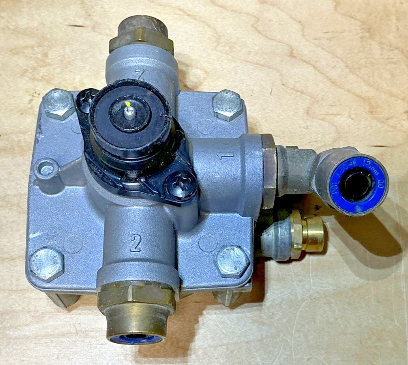 MRAP WABCO Brake Valve Relay Assembly, NSN 5945-01-557-5464 PN 9730112000
