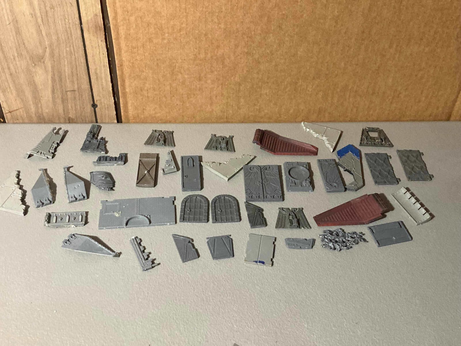 A19165 WARHAMMER 40K LARGE TERRAIN BITS LOT DOORS DROP POD SPACE MARINES TANK