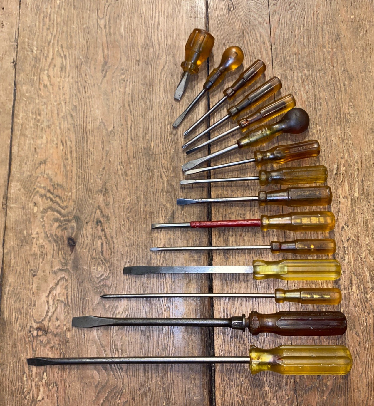 VINTAGE 15 STEADFAST STANLEY GORDON YELLOW HANDLED SLOTTED SCREWDRIVERS OLD TOOL