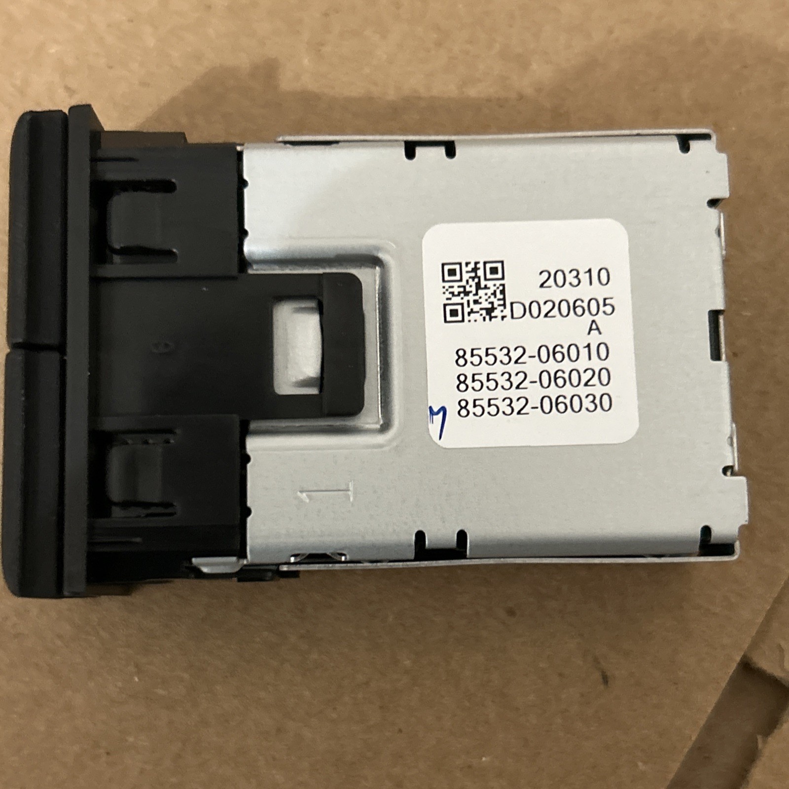OEM 2021 TOYOTA CAMRY XLE GENUINE SOCKET USB CHARGER PART 85532-06010