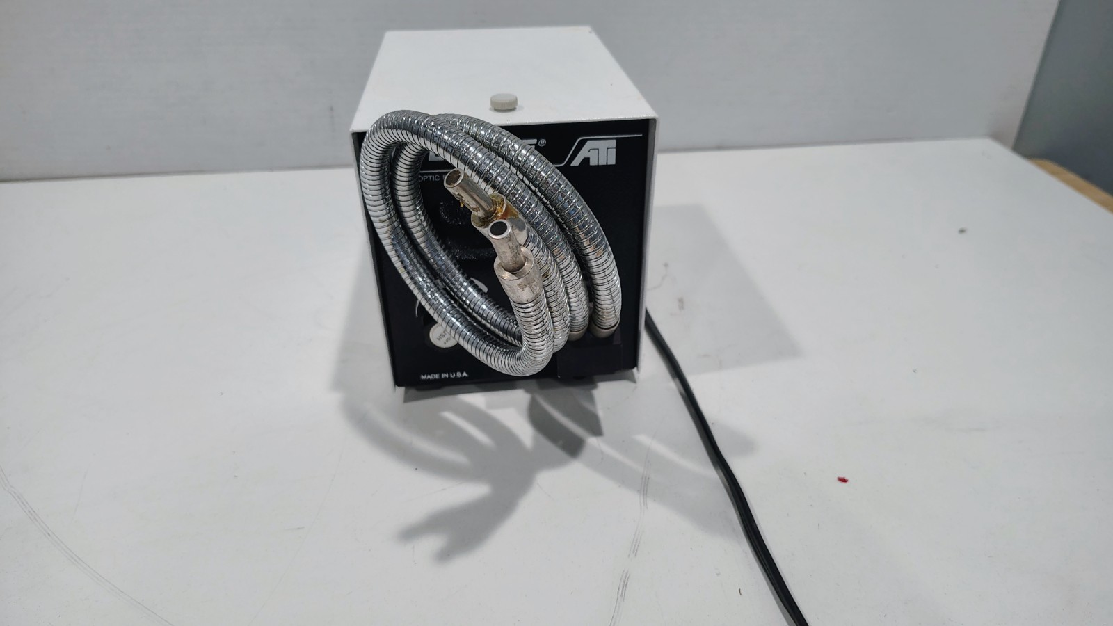 Fiber Optic Illuminator Lite Scope Cold Light Source Generates high-Intensity