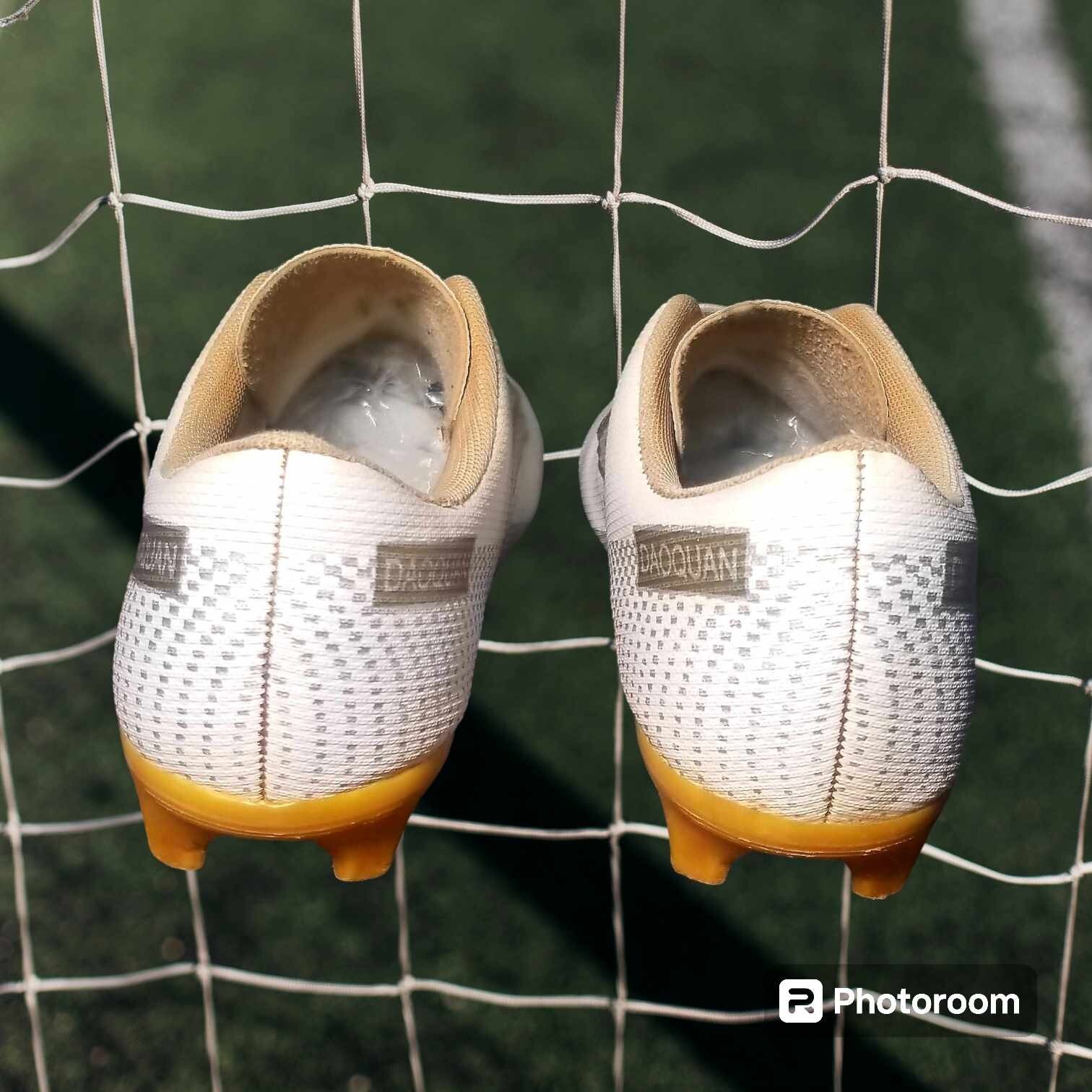 Daoquan Youth/Junior's Soccer/Football Cleats Big Kids Size 6. White/Gold.