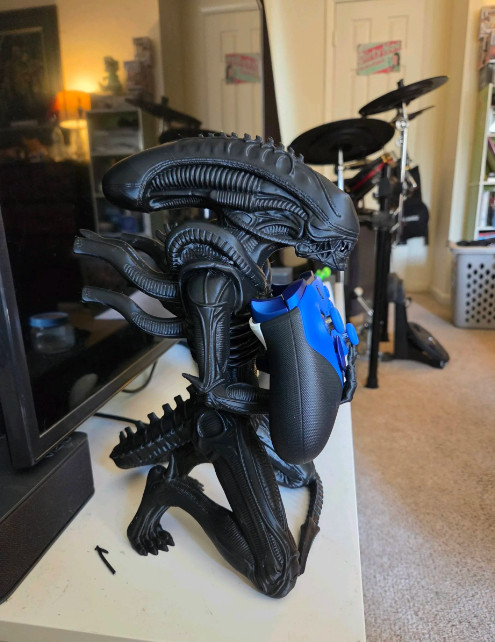 ALIEN controller stand for Playstation and Xbox