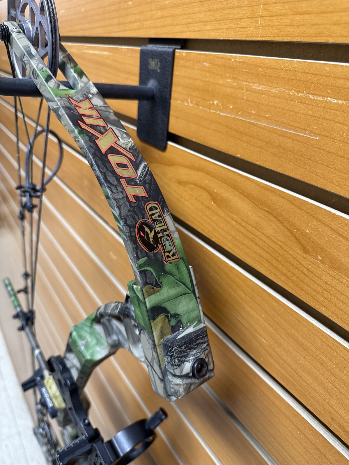Item 3553 - Redhead Archery Compound Bow - Toxik - RH - 3 Pin Sight