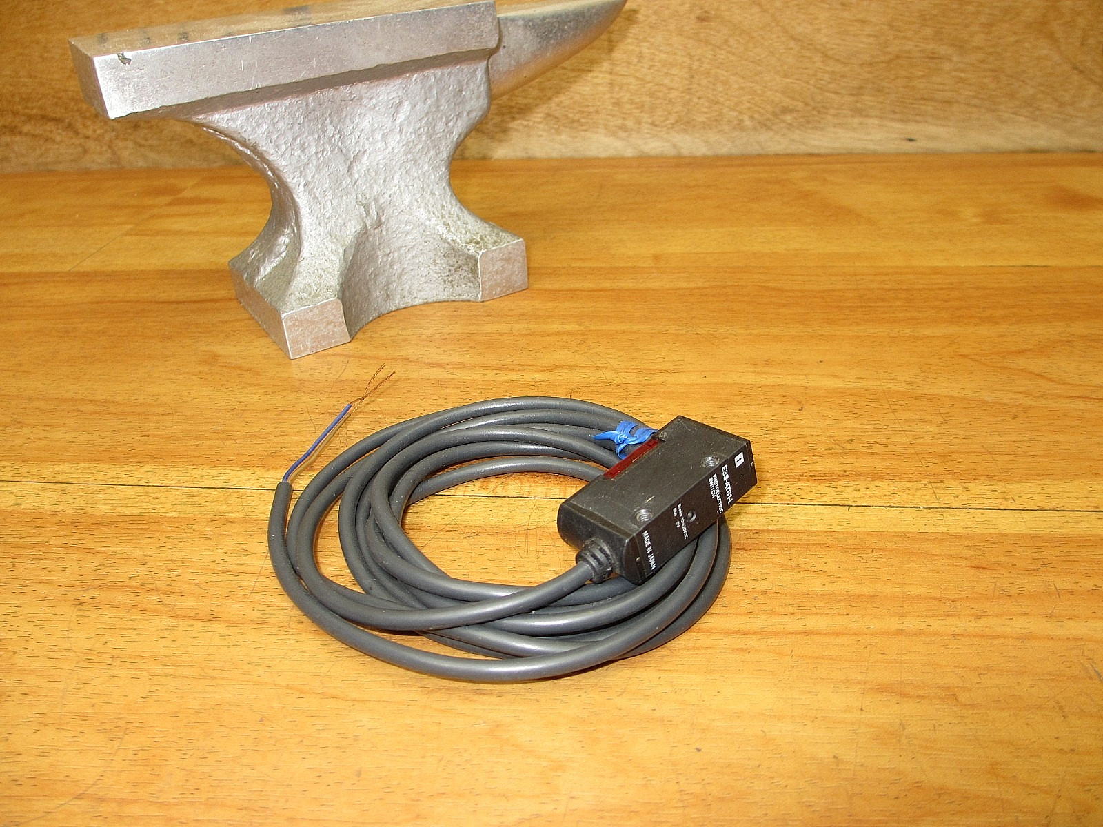 Omron E3S-AT81-D *NEW* Photoelectric Switch Sensor **USA SELLER**