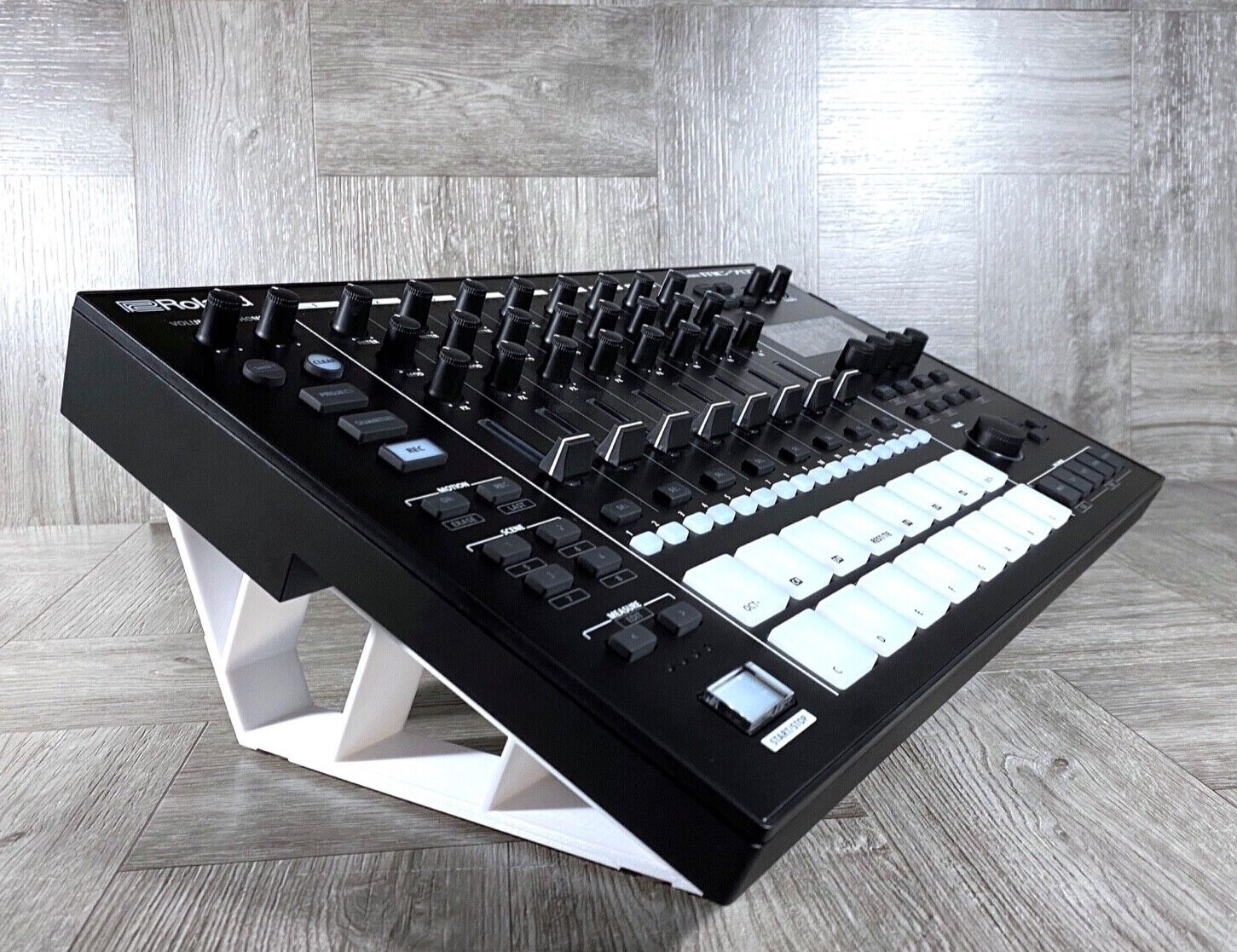B-STOCK / 25º Stand for Roland MC-707 Groovebox / TR-8S Drum Machine - WHITE