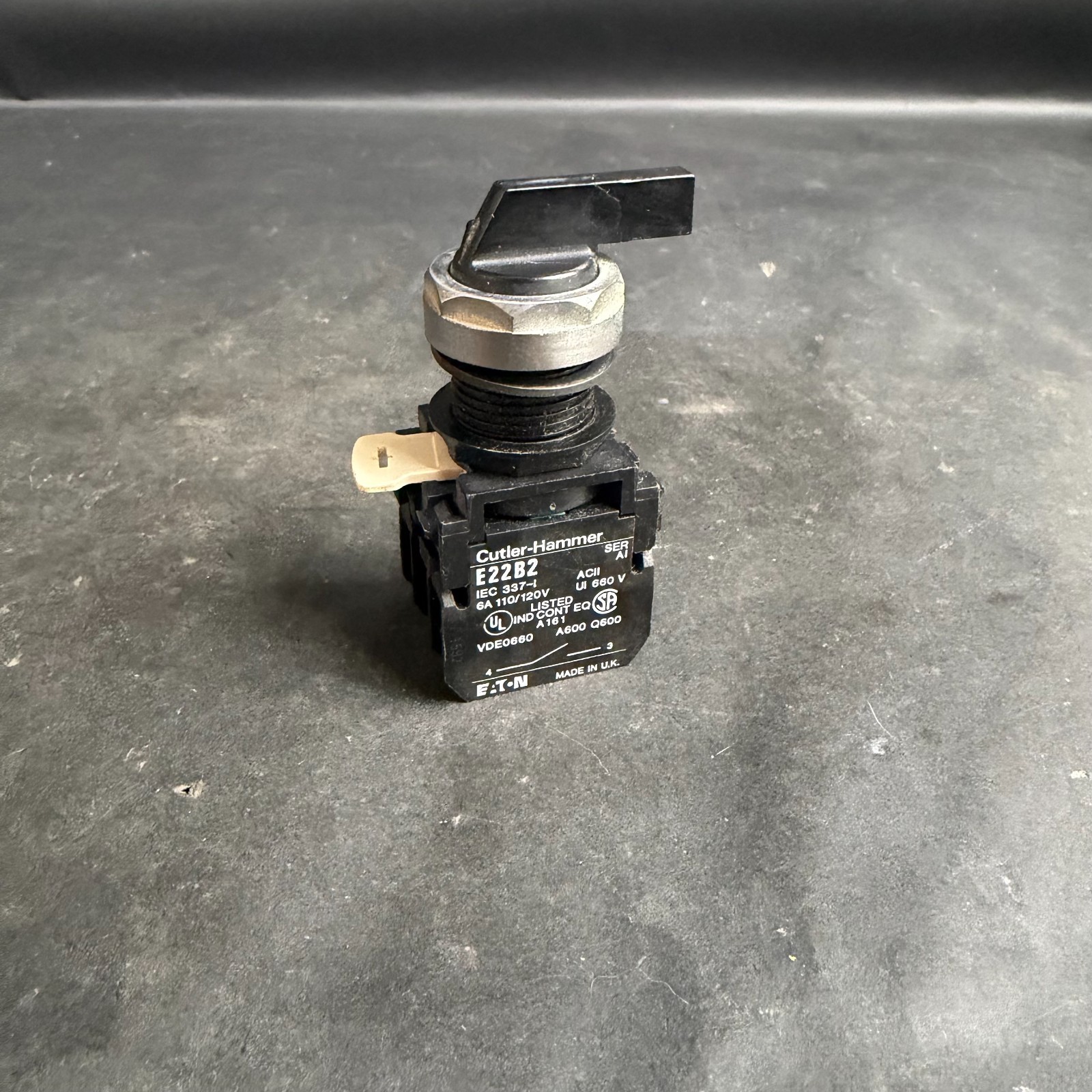 CUTLER HAMMER E22B2 SELECTOR SWITCH ($20 OBO)