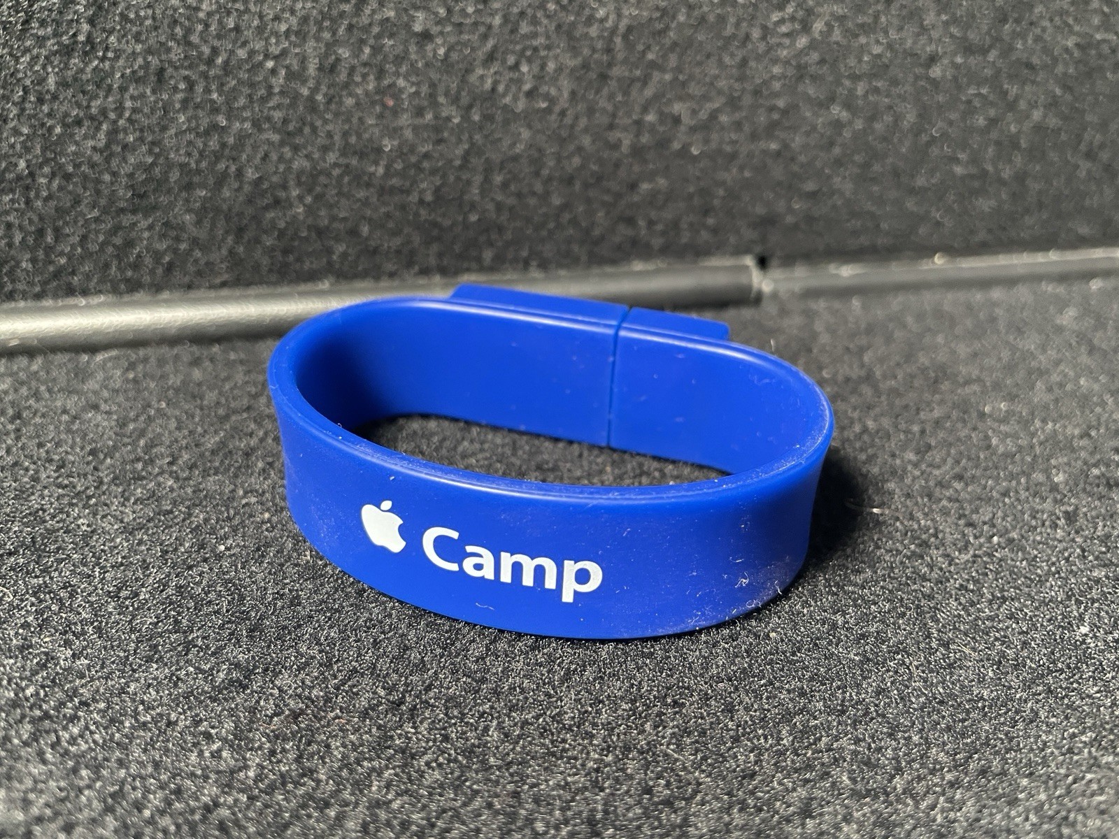  Apple Camp USB Bracelet: Blue (500 MB)
