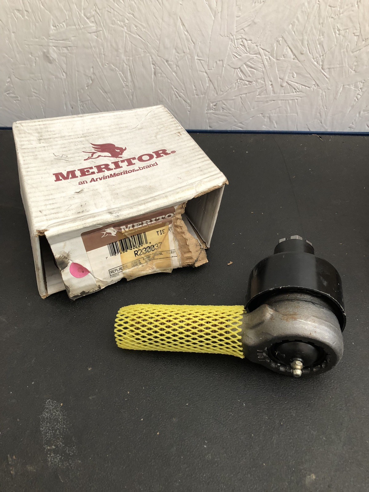 NEW Meritor # R230037 Tie Rod End *NOS*