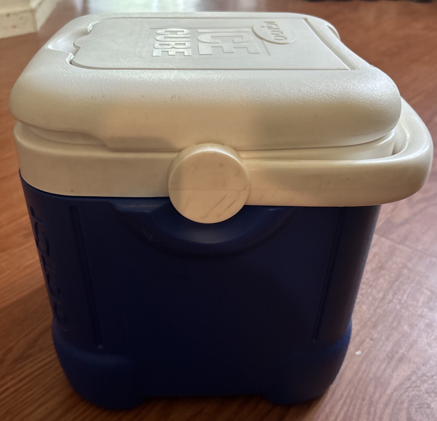 Igloo Ice Cube 12 Quart 14 Can Plastic Cooler Blue White Top Compartment Handle