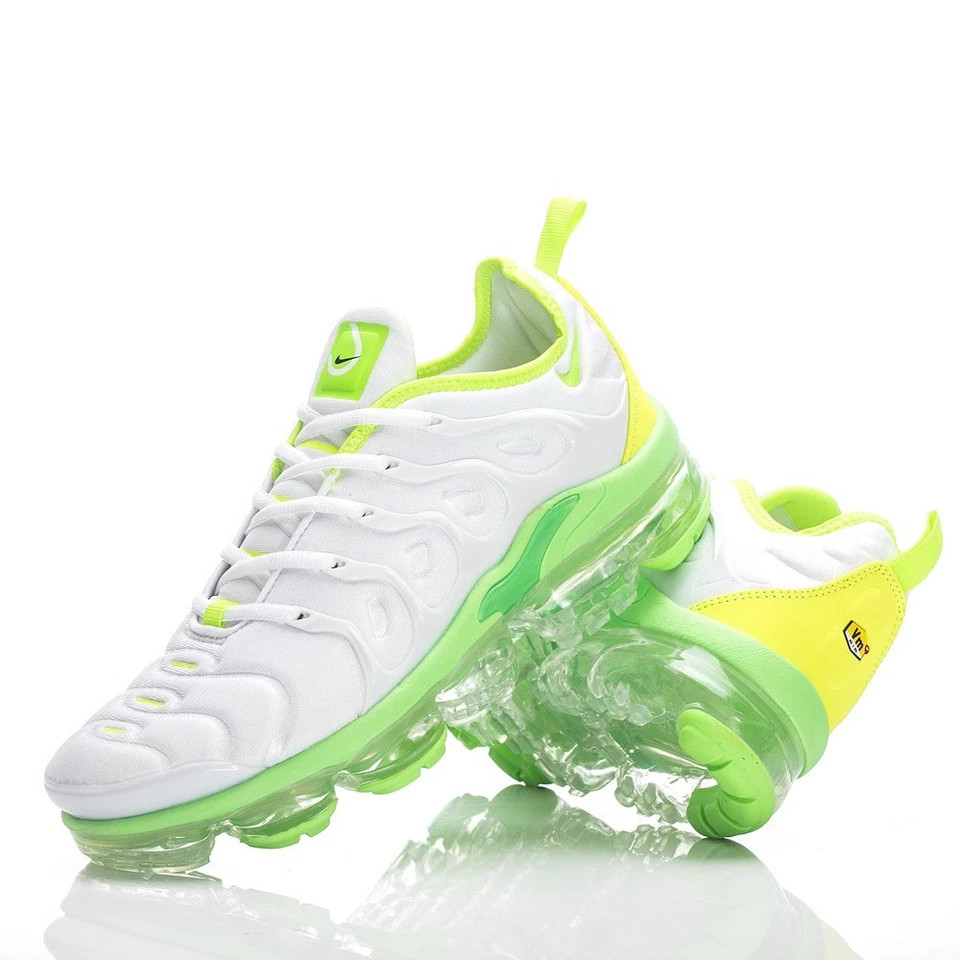 Nike's new pair of men's sports shoes in green and white with free shipping incl