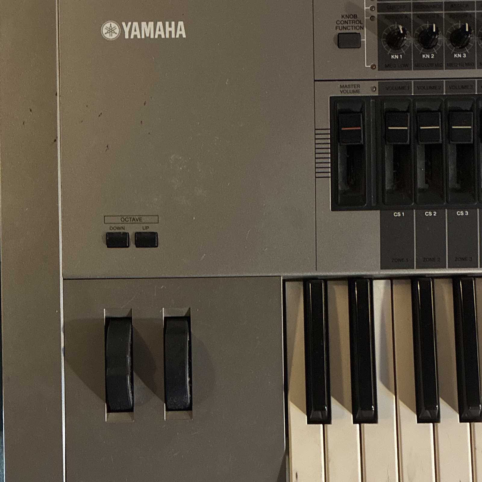 Yamaha MOTIF6 61-Key Digital Synth Workstation w/ Sampling, Sequencer, Arp