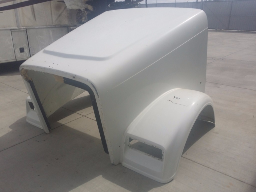 1995 FREIGHTLINER FLD 132 CLASSIC WHITE HOOD S/N A17-12562-GN (FRONT DAMAGE)