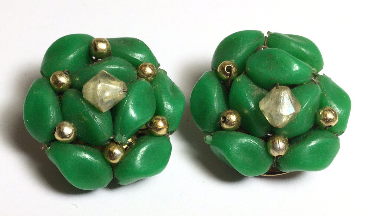 PRETTY VINTAGE RETRO PAIR OF GREEN BEADED CLUSTER CLIP-ON EARRINGS HONG KONG