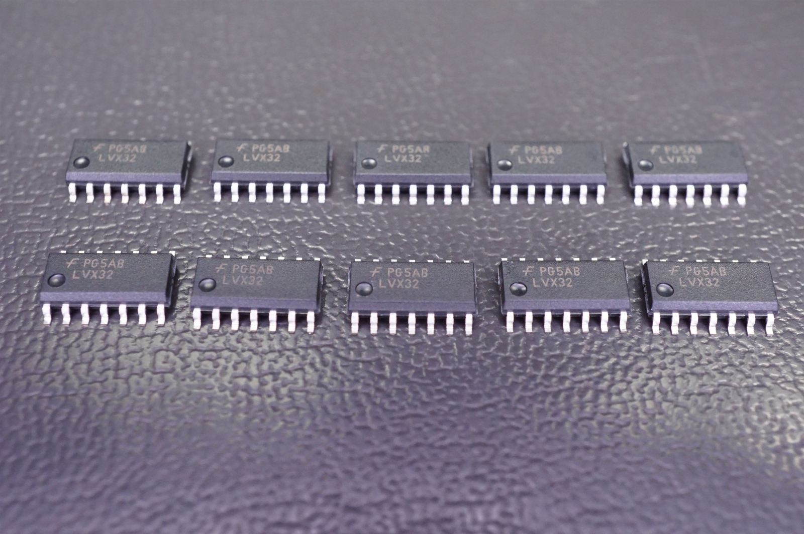 Lot of 10 74LVX32M Fairchild OR Logic Gate IC 4 Channel 2 Input 14 Pin 14-SOIC