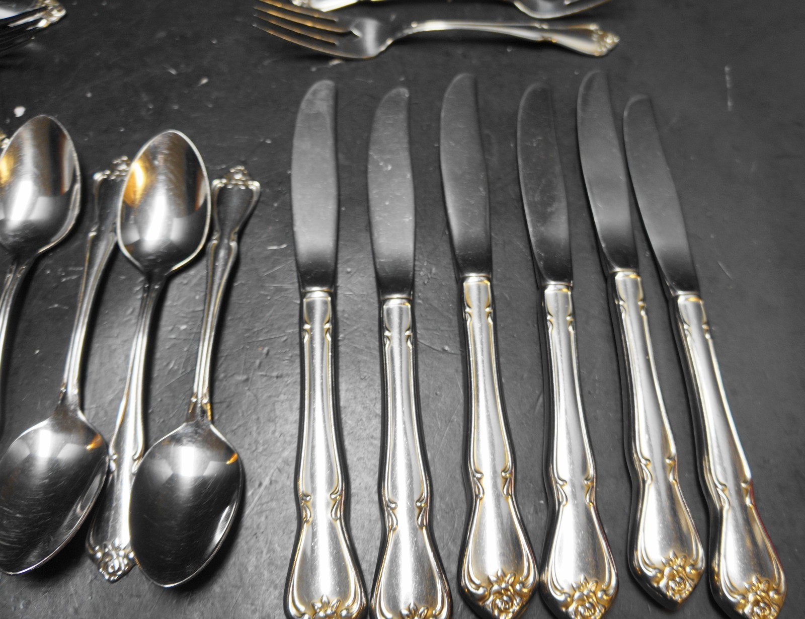 Oneida Arbor Rose True Rose 32 Pieces Flatware Set