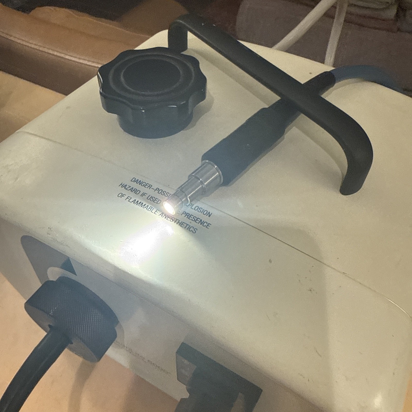 Quadrilite 6000 Fiber Optic Light Source / Surgical Dental Light