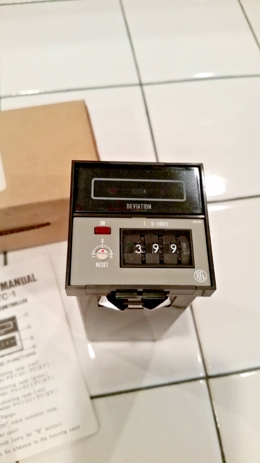 RFL IND. TEMPERATURE CONTROLLER  TC-1(ZMC1B6)  0-399 DEGREES C   120VAC