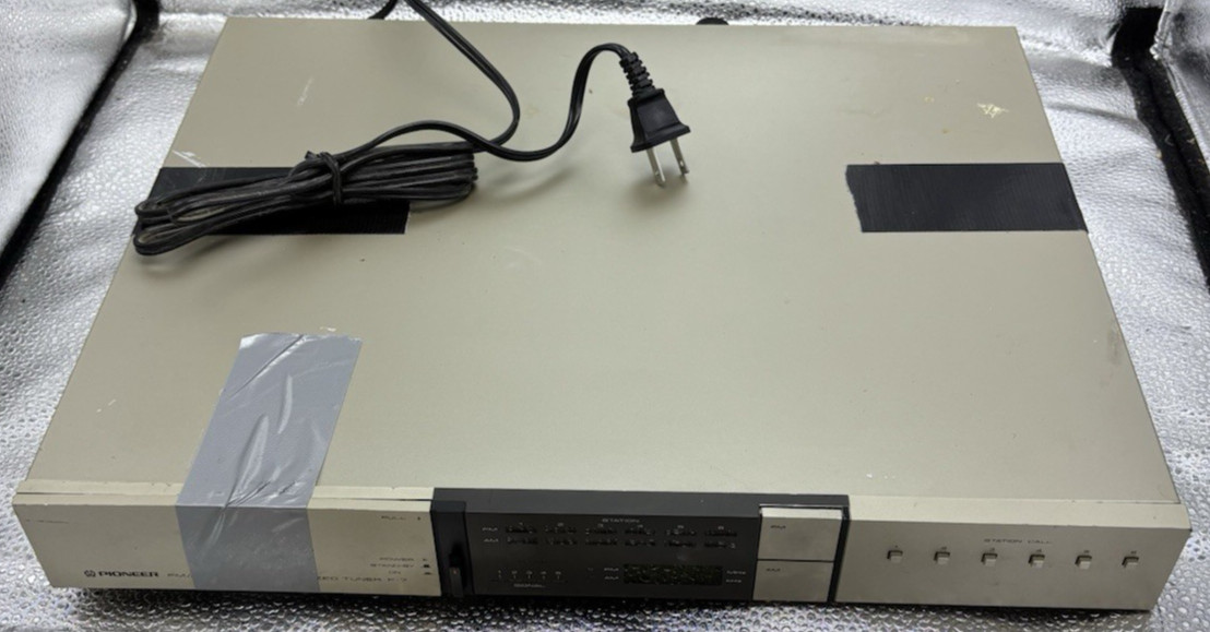 Vintage Pioneer F-7 Digital Synthesized Tuner