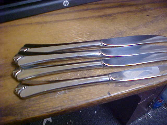 Oneida Stainless Westgate Royal Crest 9" Dinner Knives ( Set Of 4) NEW