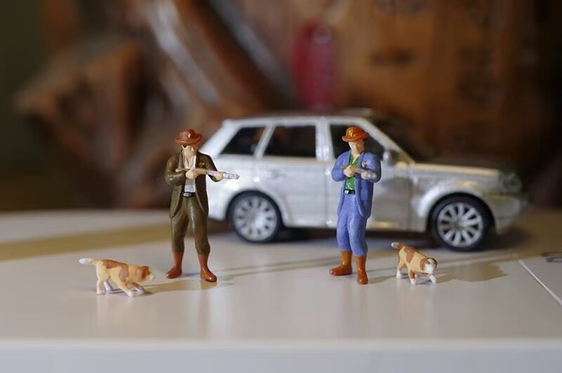 1:64 Painted Figure Model Miniature Resin Diorama Sand Hunter Hound Dog Man Set