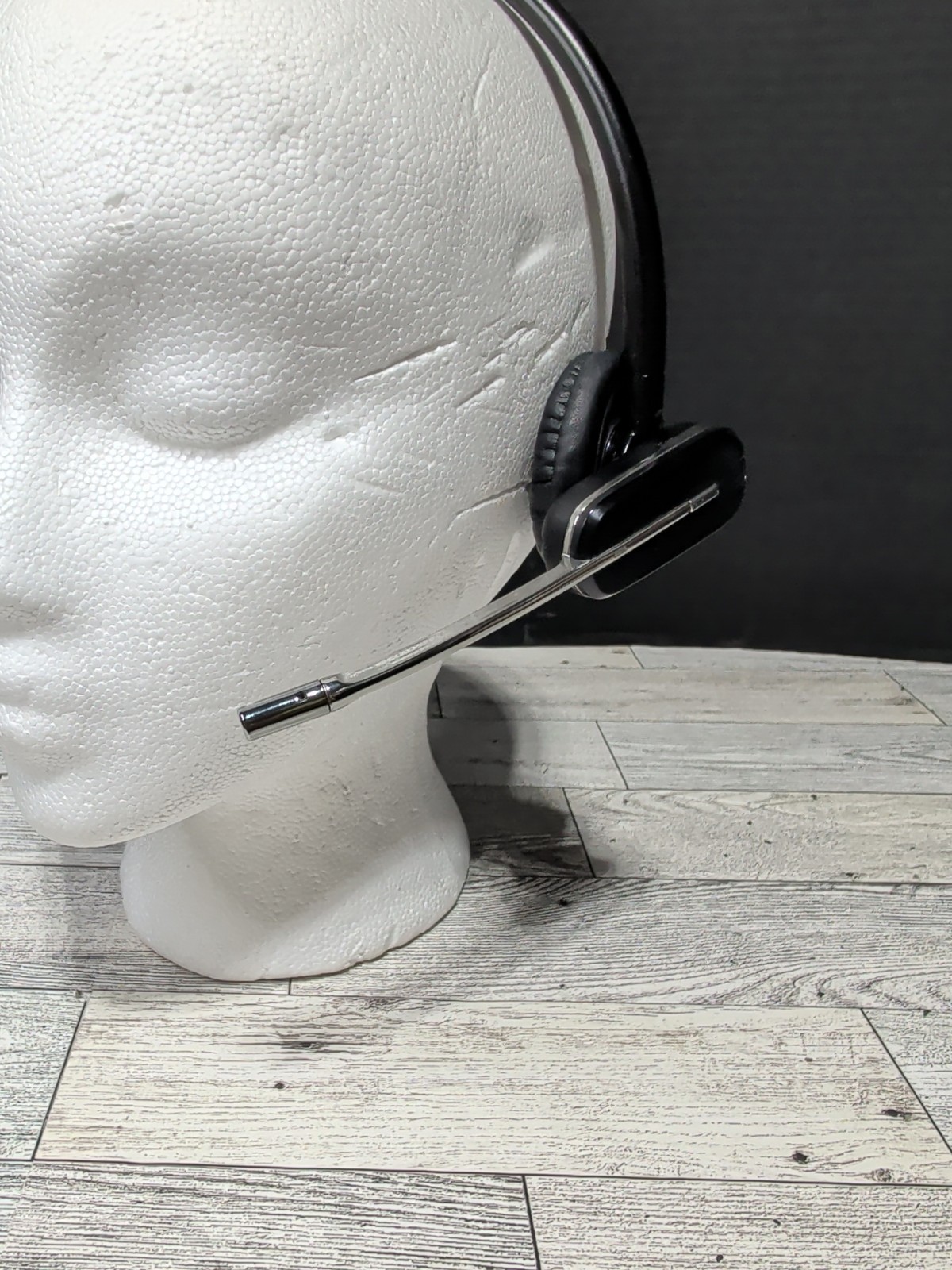 Plantronics Savi W745 Multi Device Wireless Headset System Powers & Holds Charge