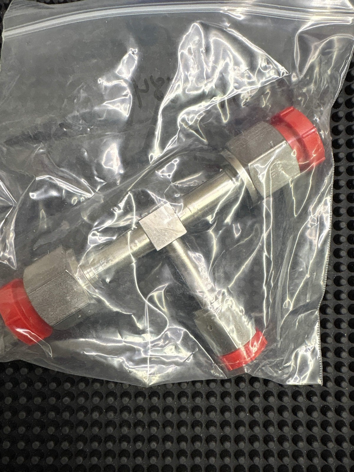 Gauge Tee, 1/2" FVCR X 1/2" FVCR X 1/4' FVCR, 316SS, Similar to 6LV-8-WVCR-T-FFF