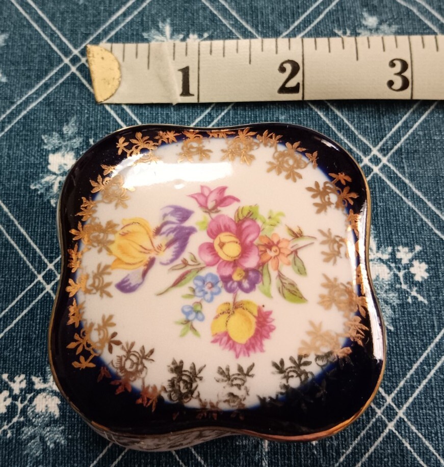 Beautiful Ceramic Trinket Box, East Germany GDR,  EUC.  2.5" Diameter.