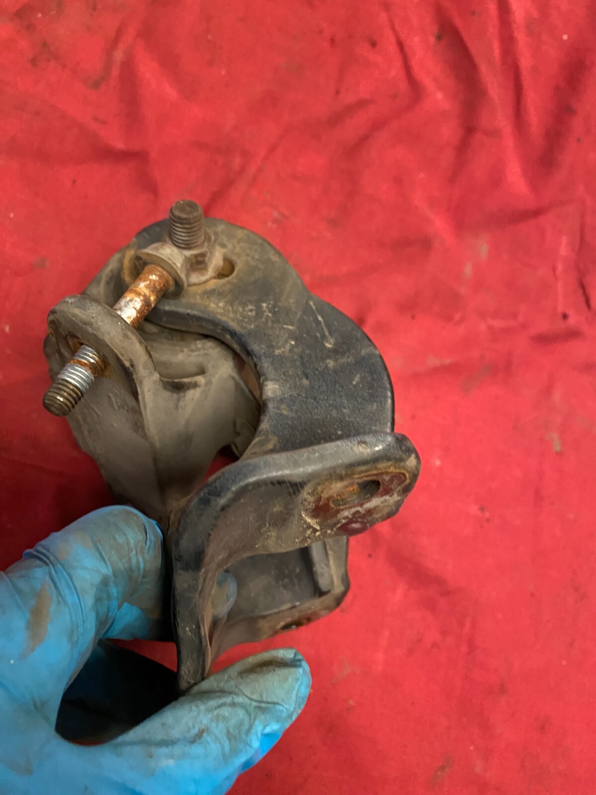 MACK CXU613 HOOD HINGE 68QM472BM / 2