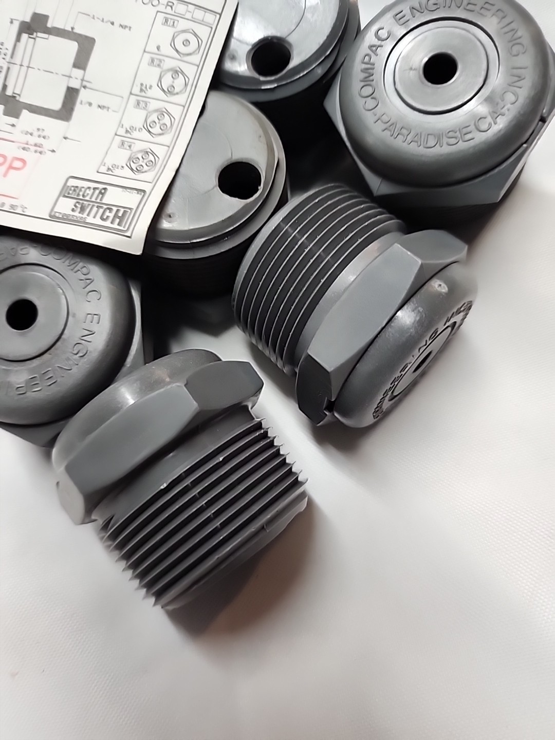 10 Pcs. COMPAC ENGINEERING 10-793-R3 Float Switch Housing NEW 3 Hole 1¼" NPT