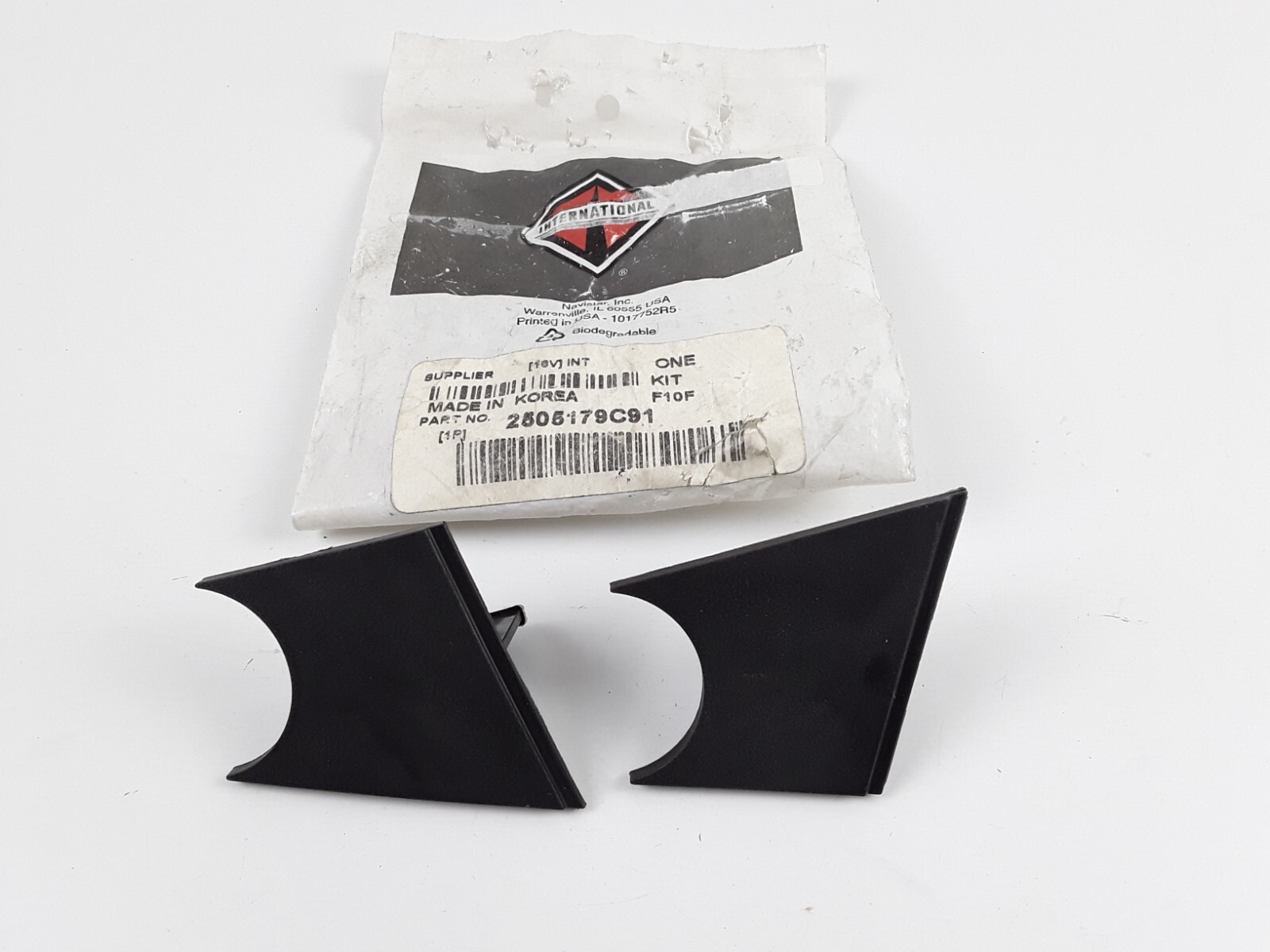 INTERNATIONAL 9200 0 MIRROR COMPONENTS KIT, UPPER & LOWER MIRROR CLOSE-OUT TAB