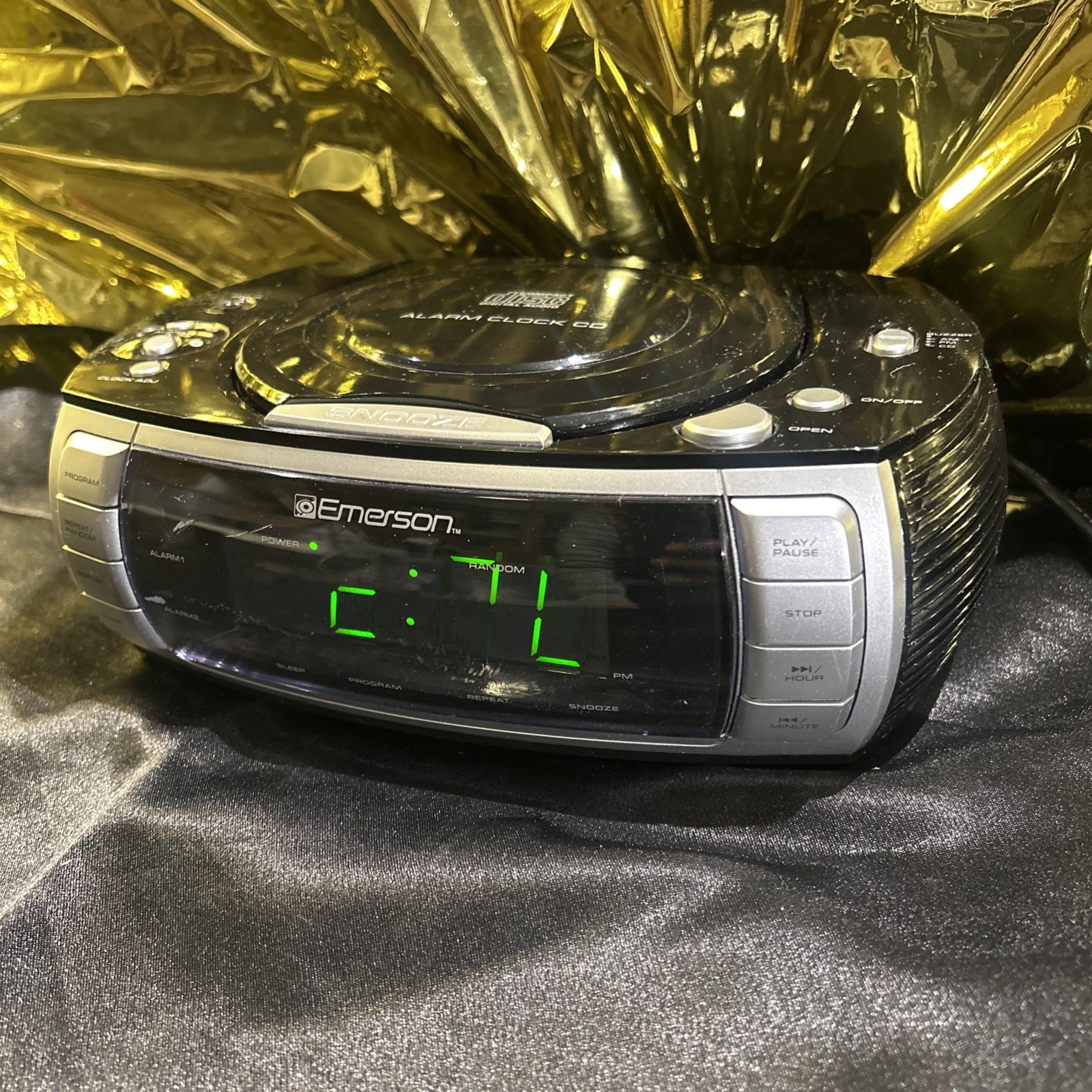 Emerson CD Alarm Clock Radio Y2K Dual Alarm AM/FM Stereo Boombox CKD2020 Battery