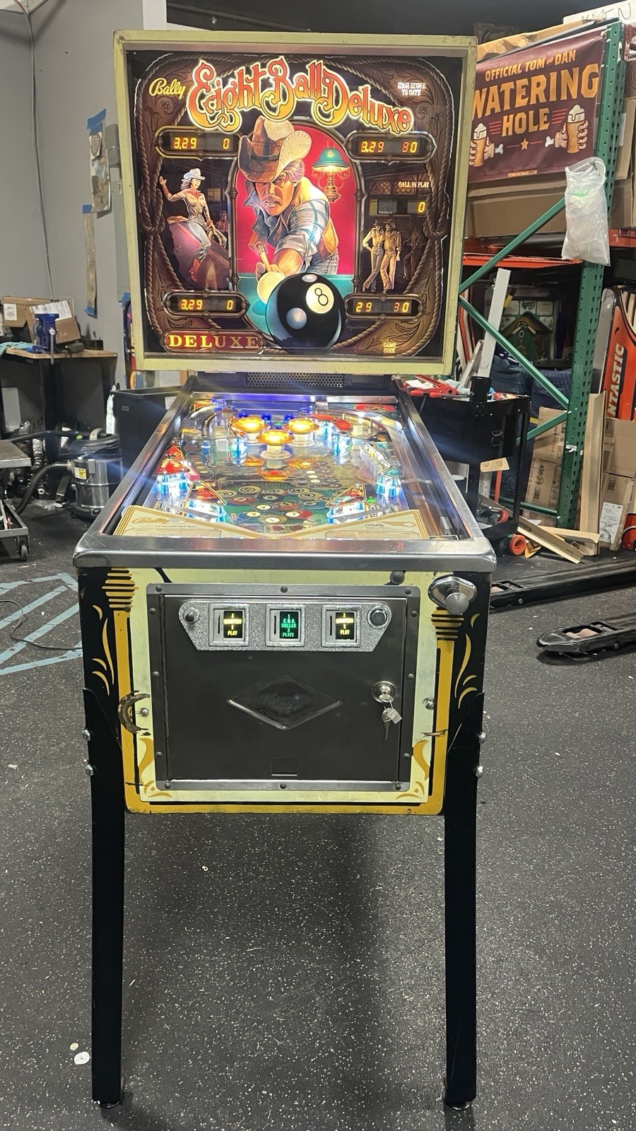 1981 BALLY EIGHT BALL DELUXE  8 PINBALL MACHINE PLAYS GREAT