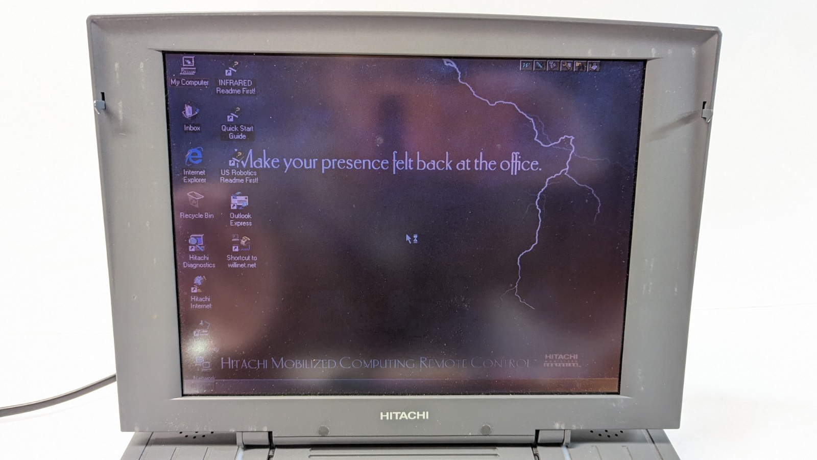 VINTAGE HITACHI M-1200 LAPTOP COMPUTER TURNS ON