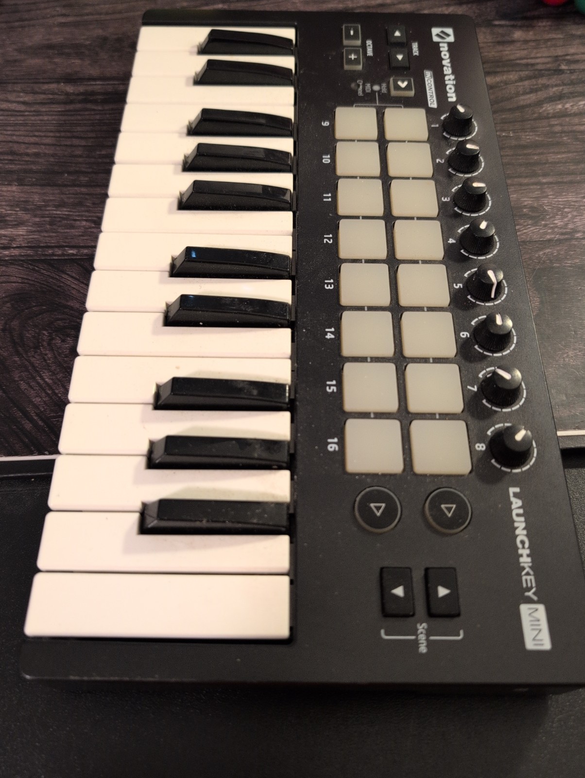 Novation LaunchKey Mini MK2 25-Key Portable MIDI Keyboard Controller - Black