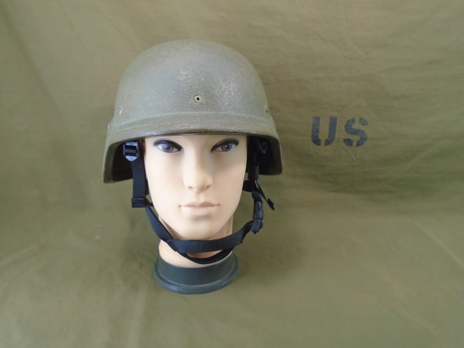 US Military PASGT Ground Troops Helmet Medium M-3 1983 w/ chinstrap & pads 200-A