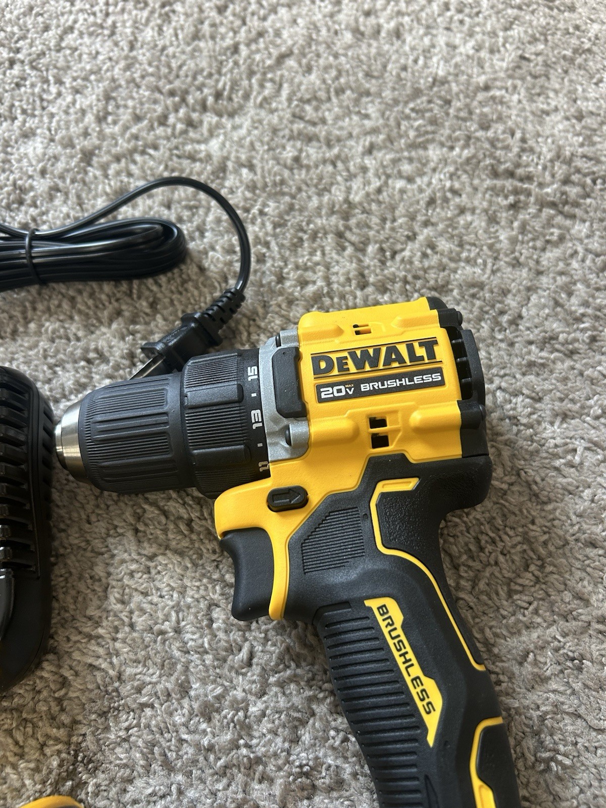 Dewalt 20V MAX Brushless Drill/Driver Kit NEW