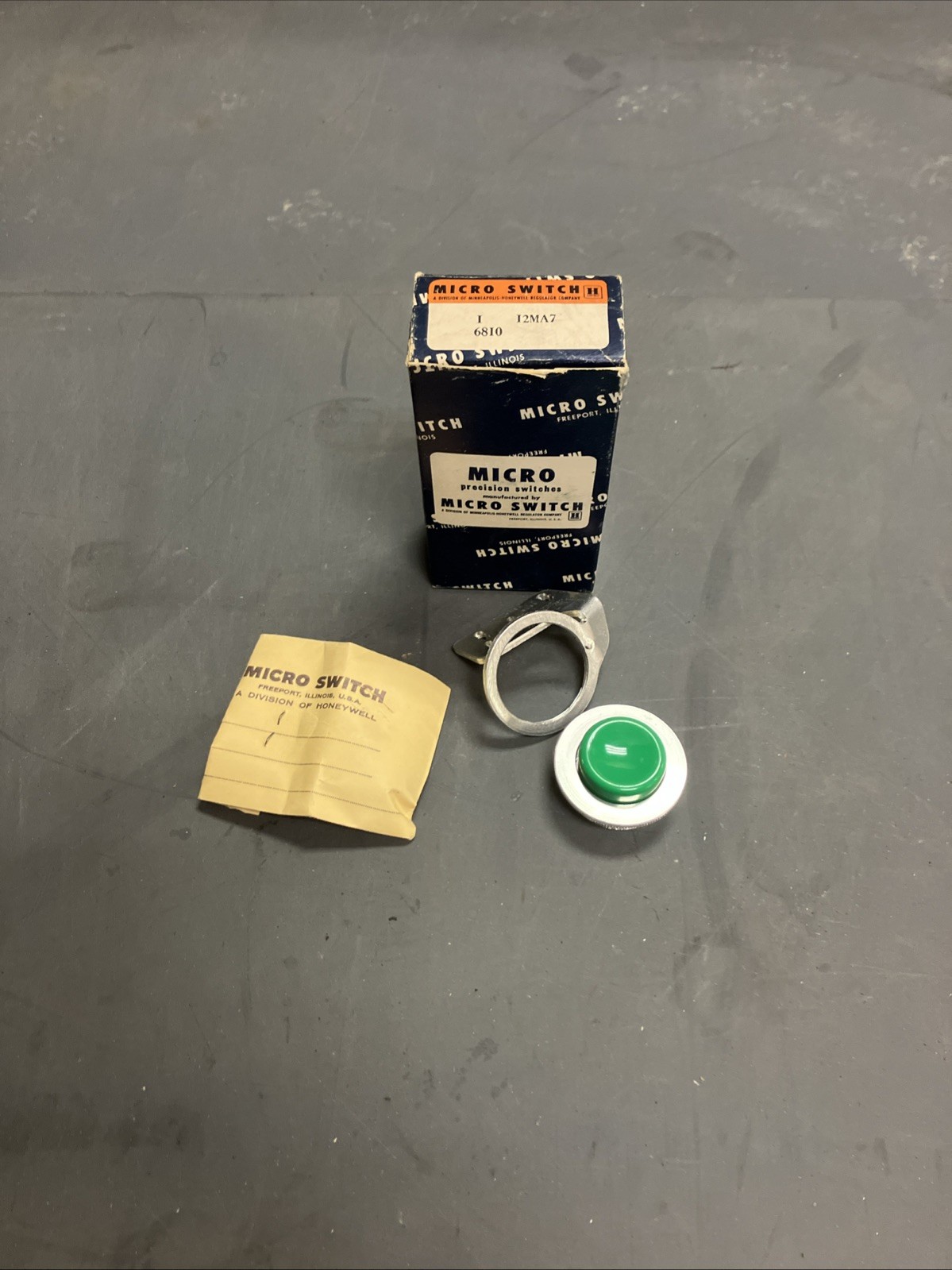 12MA7 Microswitch Honeywell Push Button Switch NOS Green Button Microswitch