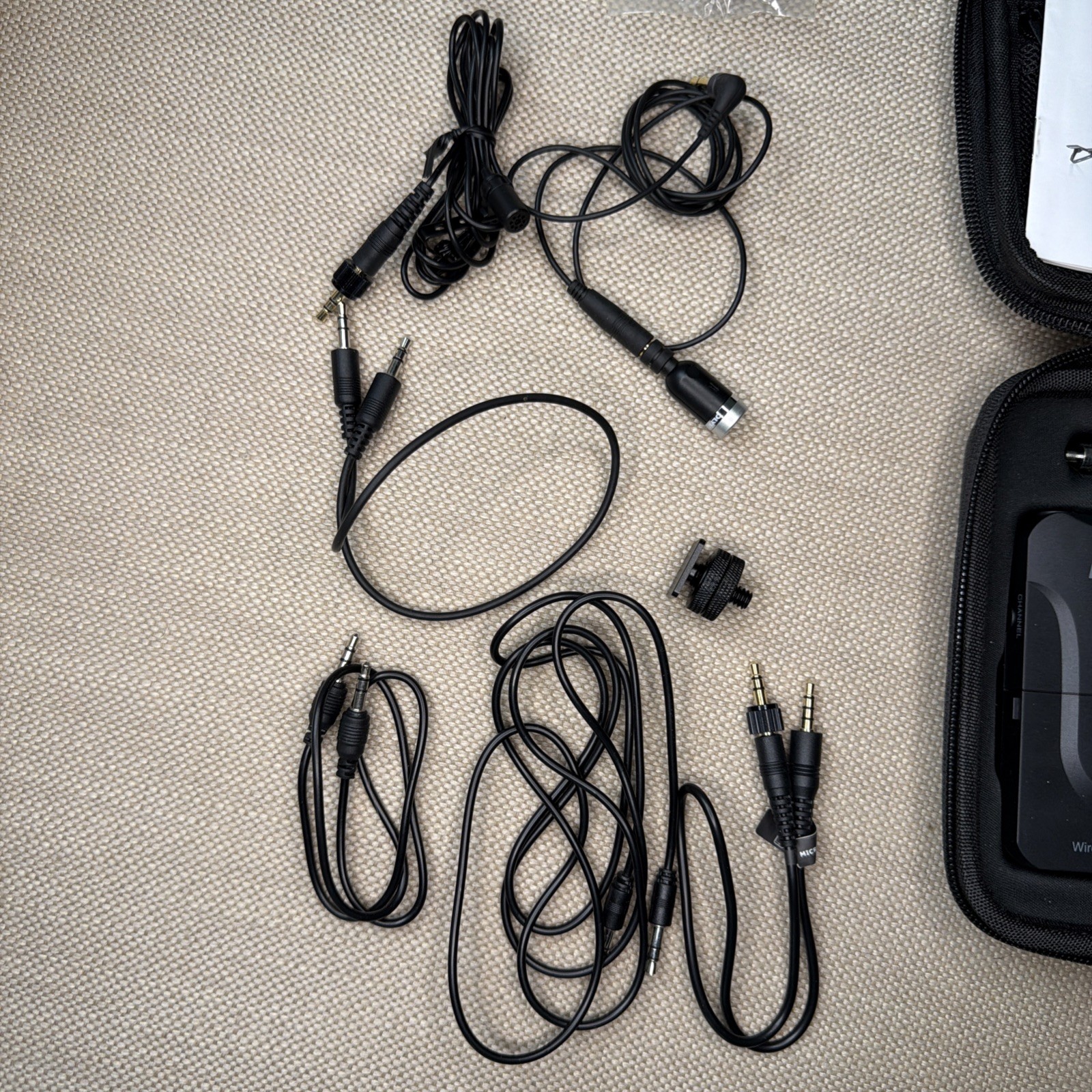 Movo WMX-7 Wireless Lavalier Microphone System Transmitter Receiver Set + Case