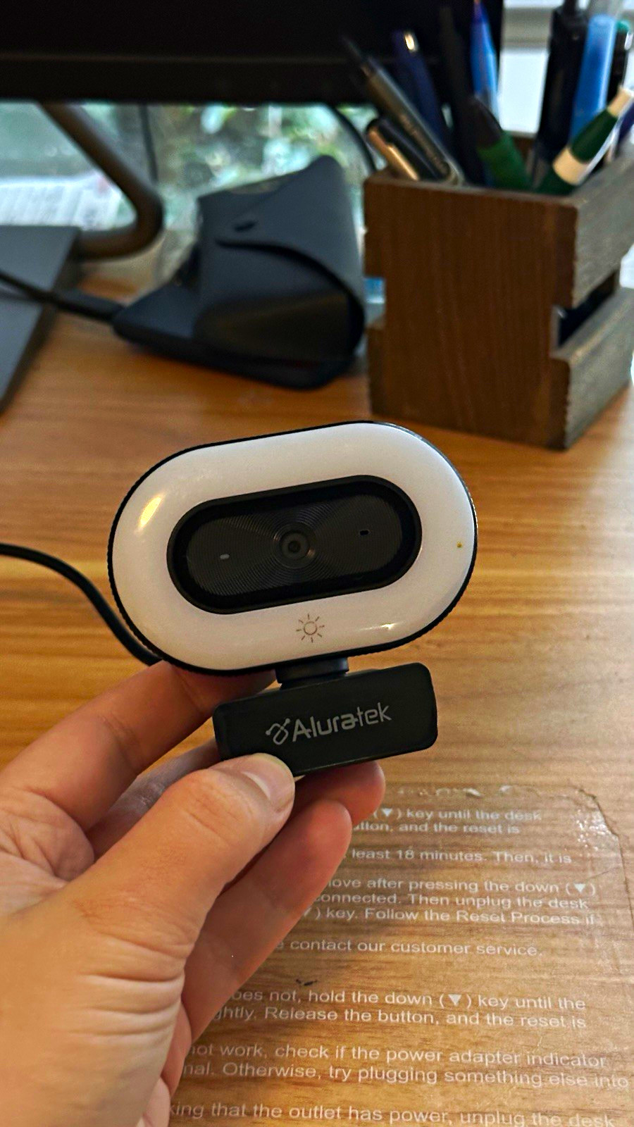Aluratek AWCL05F 1080p USB 2.0 HD Webcam 30fps Built-In Mic Black/White