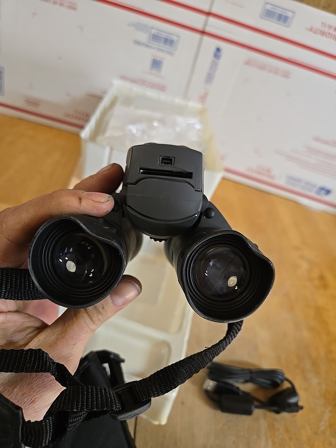 Simmons CaptureView 8x42 Binoculars and Digital Camera Model 822218