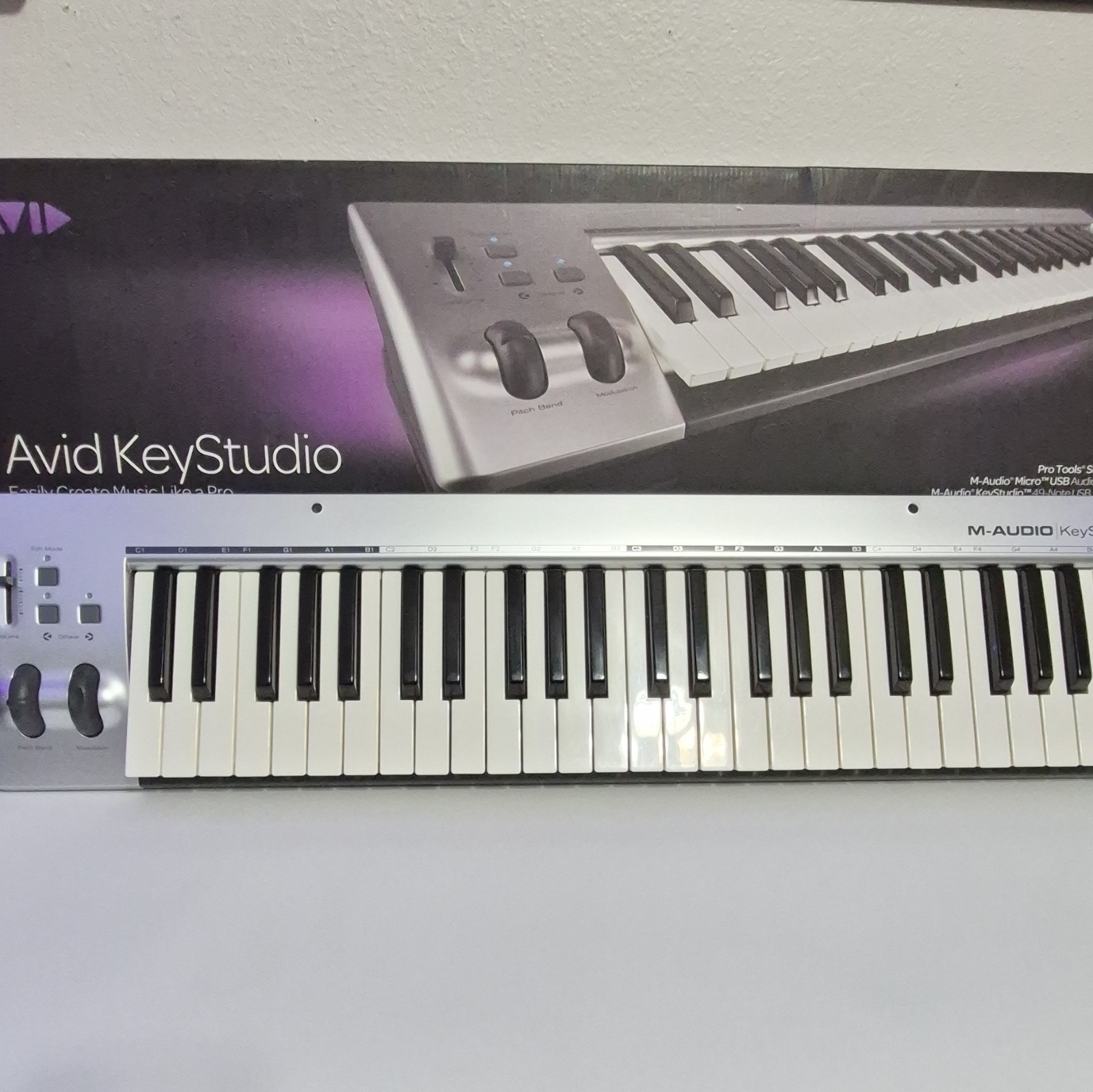 M‑Audio KeyStudio 49 USB MIDI Keyboard Controller + Box + USB Cable – Works