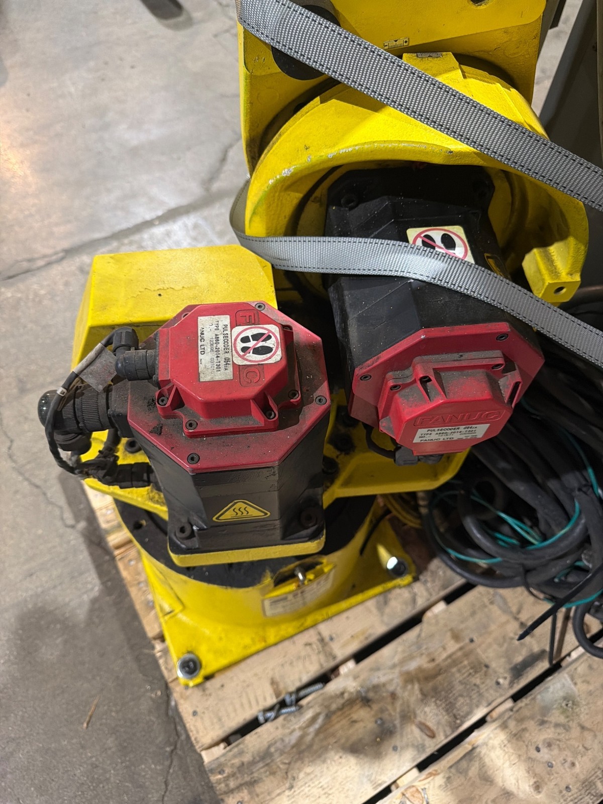 FANUC M‑16iB/20 Complete w/ R‑J3iB Controller USED