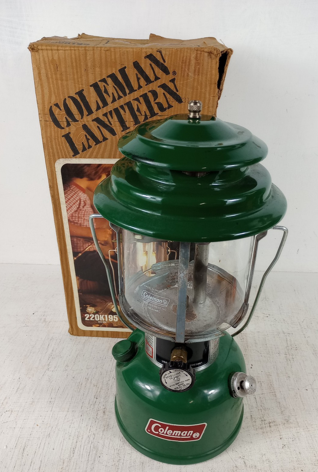 Coleman Lantern 2 Mantel Model 220 April 1983 w/ Box
