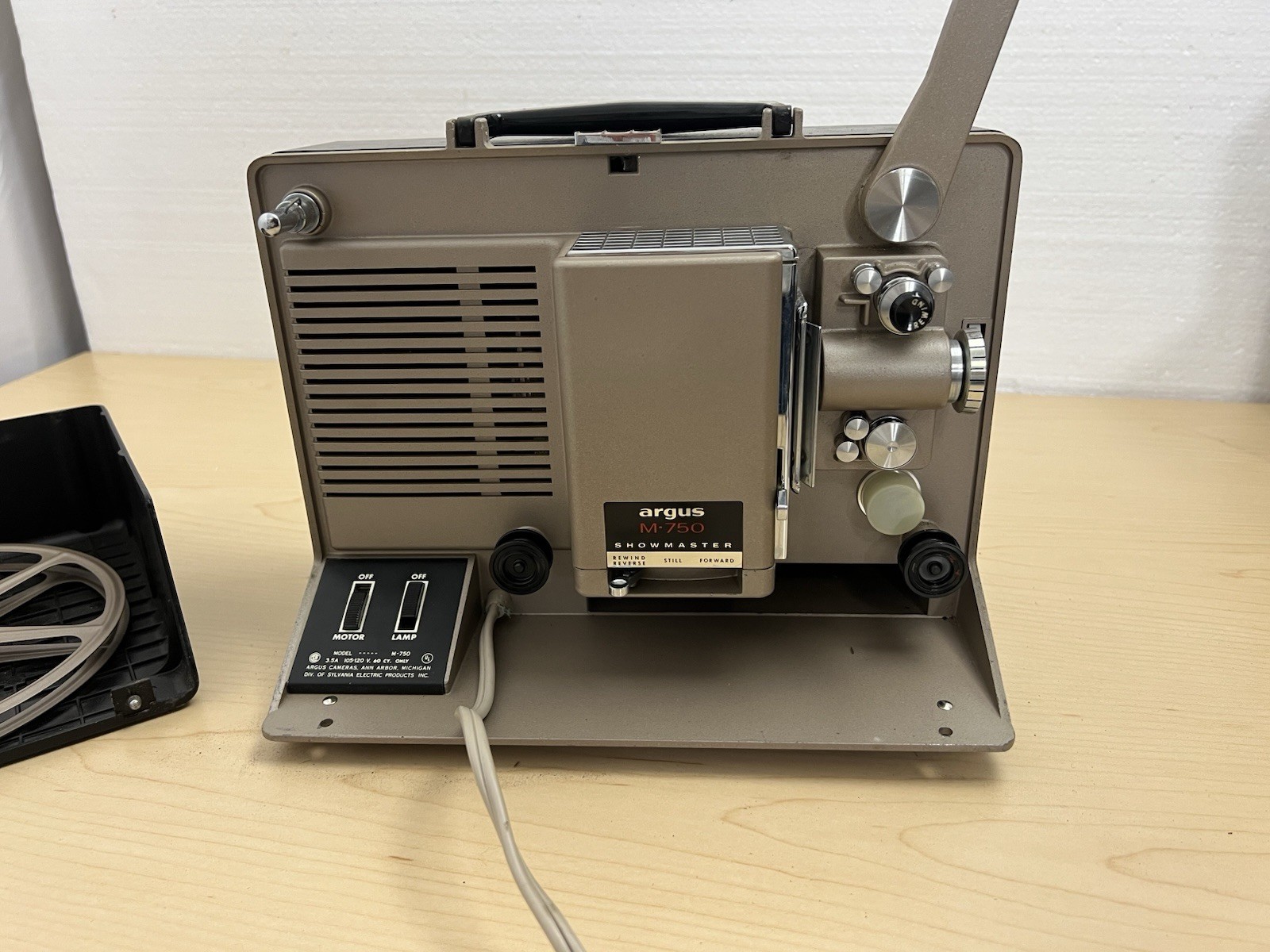 Vintage Showmaster Argus M-750 Film Movie Projector