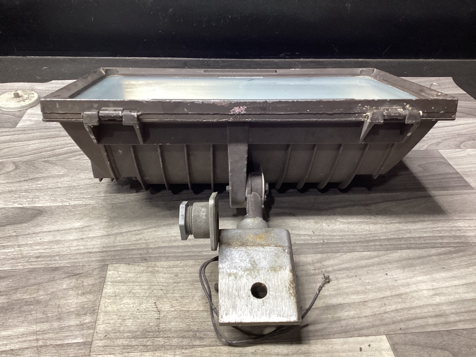 FLOOD LIGHT BROWN 240V #121B139PR3
