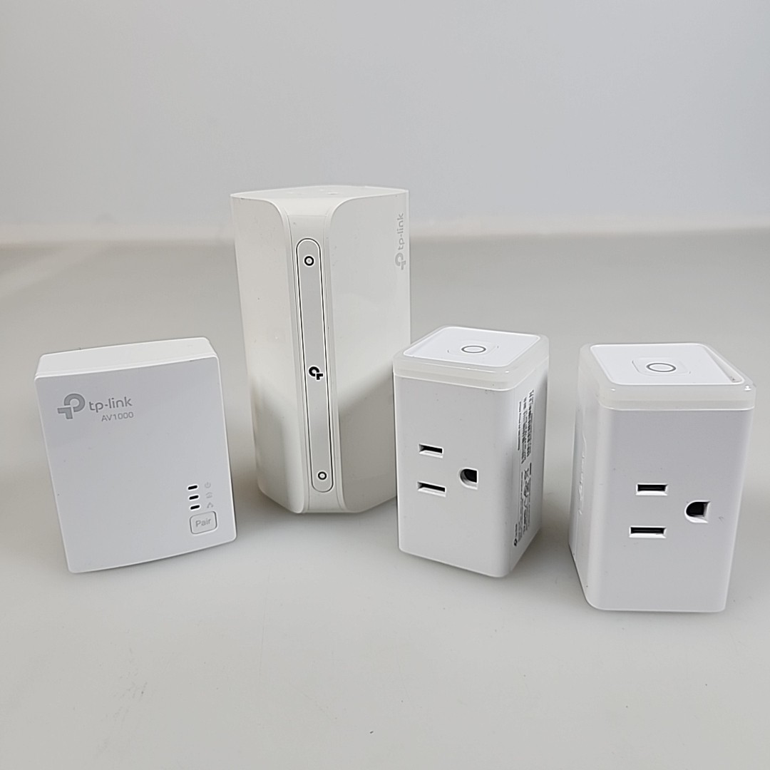 Lot (4) Pt Link Pieces ( 1 ) Outlet Plug HS107 (1 ) AV1000 (2) HS105 White